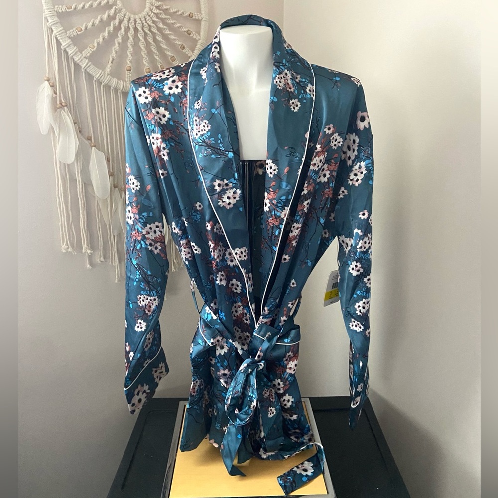 Sam Edelman Womenโs Spring Blue Floral Robe - Picture 2 of 8